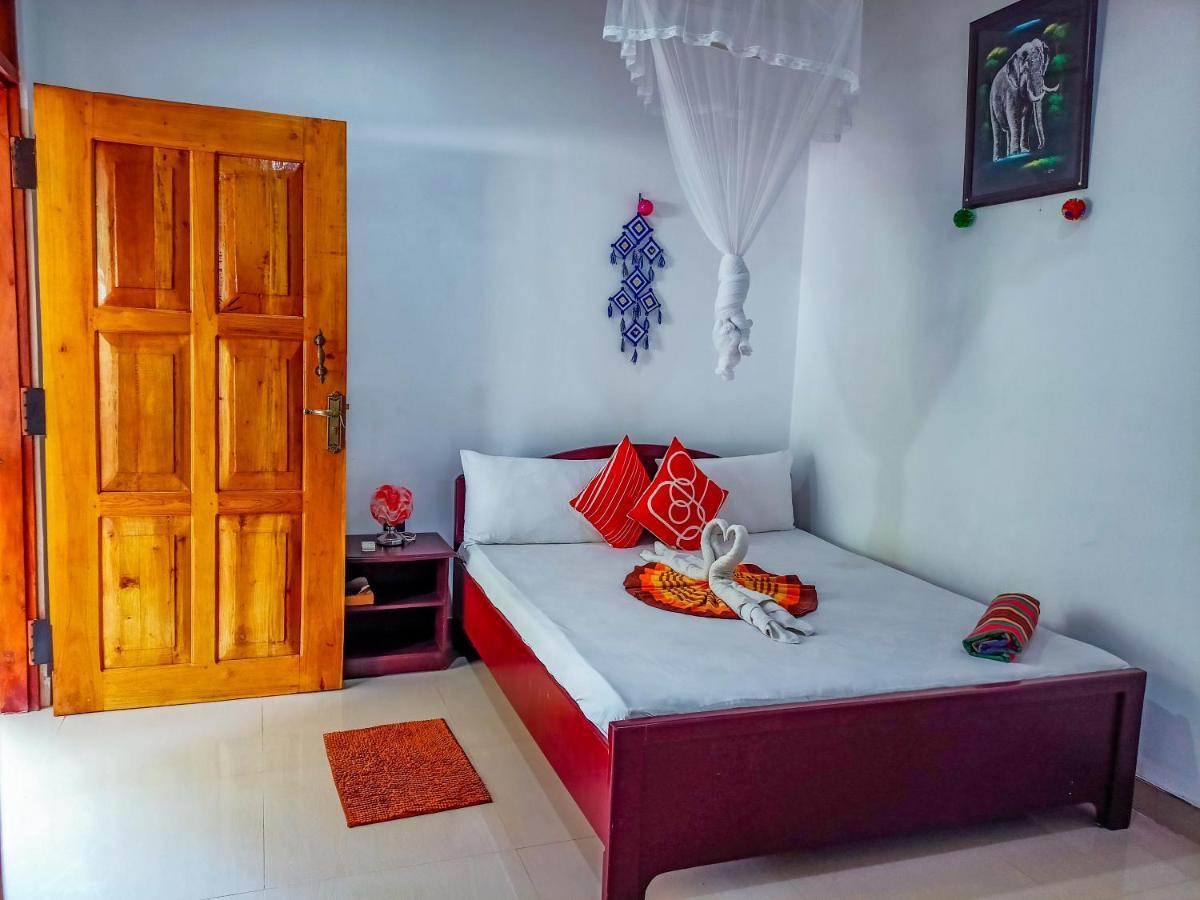 Sigiri Tarushan Home Stay Sigiriya Bagian luar foto